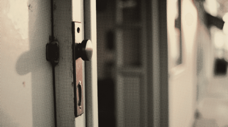 Smart Lock Malaysia 2026:Yale vs Samsung vs Kaadas (铁花门、Face ID & 指纹)(配图:桌面物件)